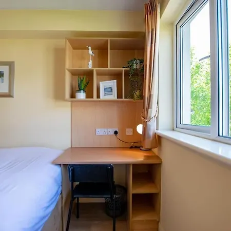 72 - Spacious Townhouse With Parking By Shortstays Сasa de vacaciones Galway
