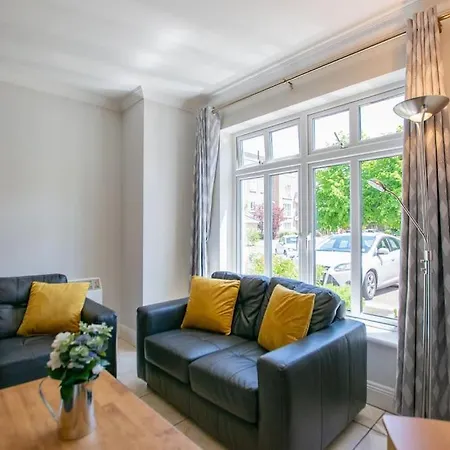 72 - Spacious Townhouse With Parking By Shortstays