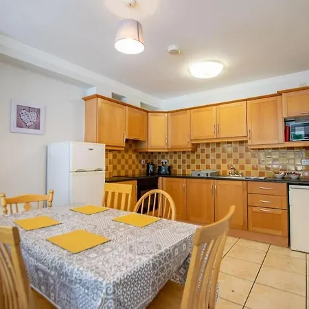Tatil Evi 72 - Spacious Townhouse With Parking By Shortstays Galway