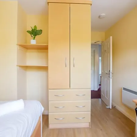 72 - Spacious Townhouse With Parking By Shortstays
