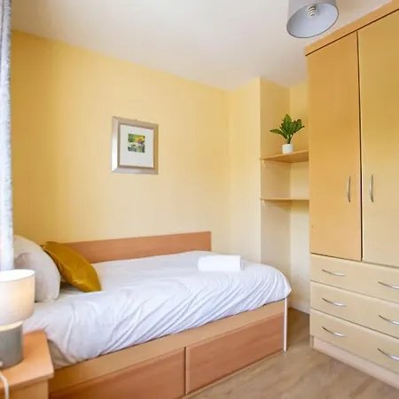 Сasa de vacaciones 72 - Spacious Townhouse With Parking By Shortstays *