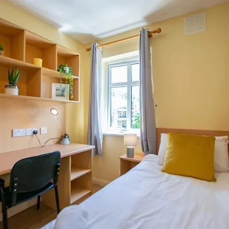 72 - Spacious Townhouse With Parking By Shortstays Tatil Evi