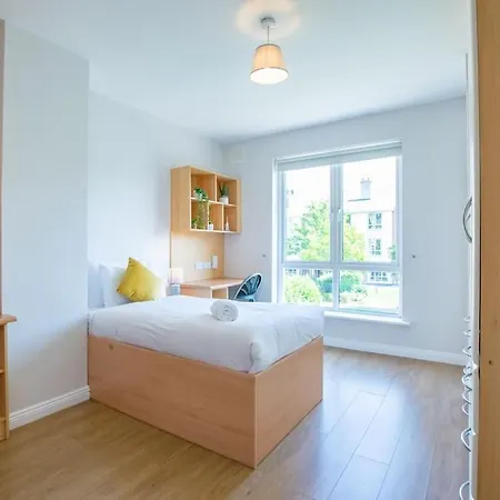 72 - Spacious Townhouse With Parking By Shortstays * Galway
