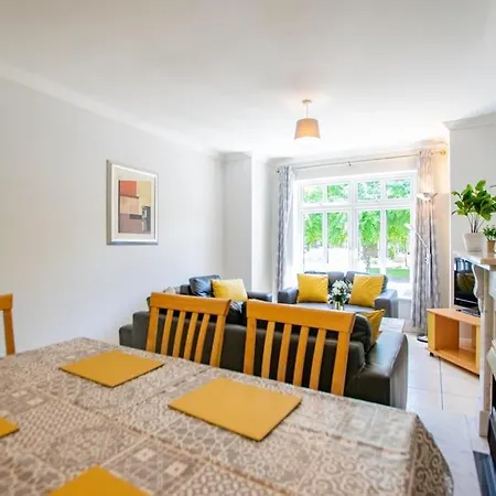 72 - Spacious Townhouse With Parking By Shortstays *