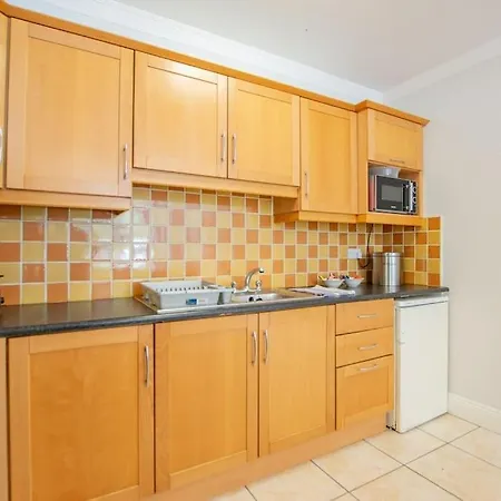 72 - Spacious Townhouse With Parking By Shortstays *
