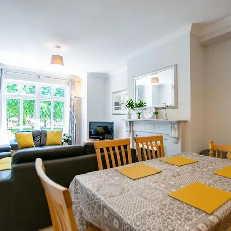 بيت للعطل 72 - Spacious Townhouse With Parking By Shortstays *