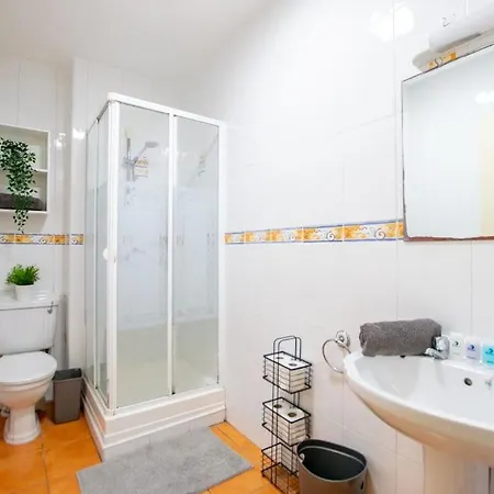72 - Spacious Townhouse With Parking By Shortstays * غالواي