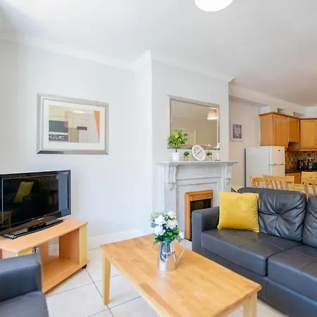 72 - Spacious Townhouse With Parking By Shortstays غالواي