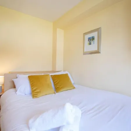 72 - Spacious Townhouse With Parking By Shortstays بيت للعطل *