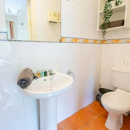 72 - Spacious Townhouse With Parking By Shortstays * غالواي