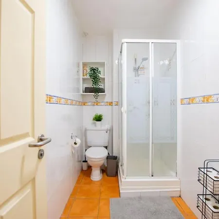 72 - Spacious Townhouse With Parking By Shortstays غالواي