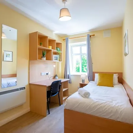 72 - Spacious Townhouse With Parking By Shortstays * غالواي