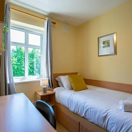 72 - Spacious Townhouse With Parking By Shortstays بيت للعطل